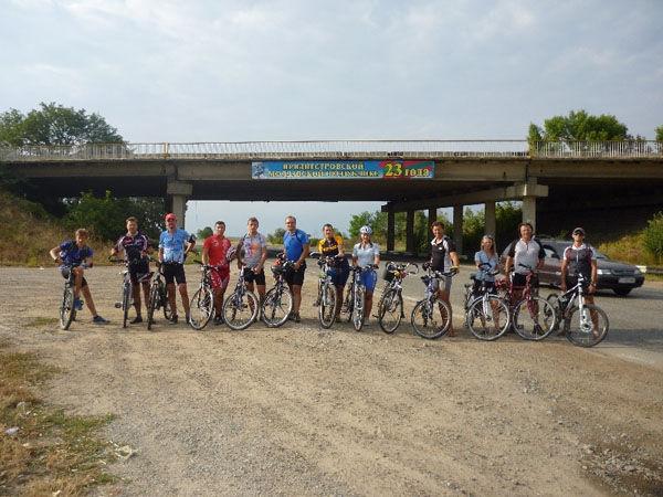 Этой акцией участники велопробега поздравили жителей с 23-й годовщиной образования Приднестровья